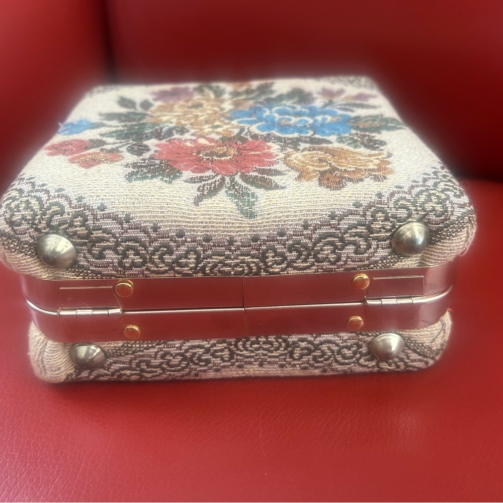 Vintage Delill floral tapestry square pill box style purse made in Italy. - Picture 9 of 14